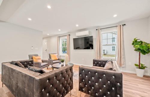 Maple Hill House | Spacious House with King Beds in Prime Location