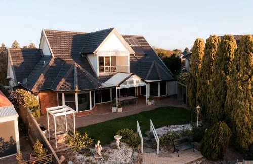 Encounter Bay House | Spacious Lake Front Home- Private Beach