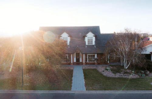 Encounter Bay House | Spacious Lake Front Home- Private Beach
