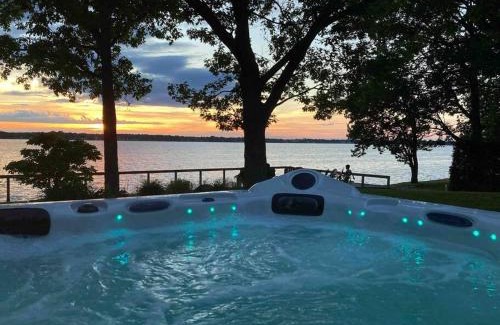 Venise-en-Quebec Villa | Spacious Lakefront Champlain lake with SPA