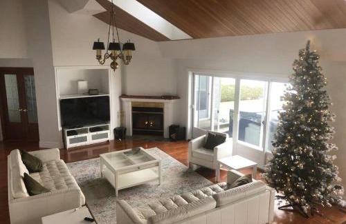 Venise-en-Quebec Villa | Spacious Lakefront Champlain lake with SPA