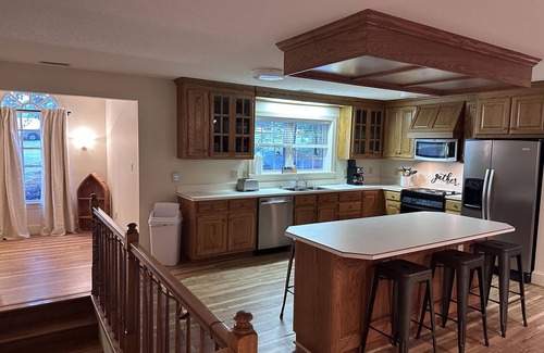 Norwood House | Spacious Lakehouse, Arcade Games, Huge Flat Yard, Premium Linens Included!