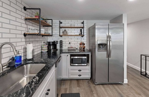 Barths Apartment | Spacious loft- King Bed- Walk the neighborhood!
