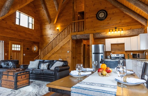 Oneonta Cabin | Spacious luxurious log cabin near Cooperstown NY