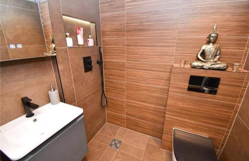 Ellesmere Port House | Spacious Luxury 4BDR Sleeps 6 Private Driveway
