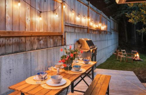 Edmonds House | Spacious Main Street Retreat for families and large groups