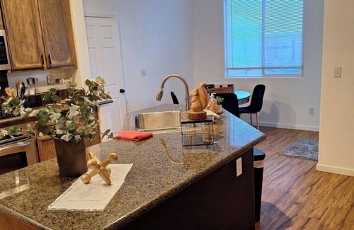 Roosevelt House | Spacious Modern 3 bedroom House Near Airport