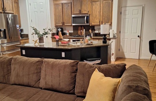 Roosevelt House | Spacious Modern 3 bedroom House Near Airport