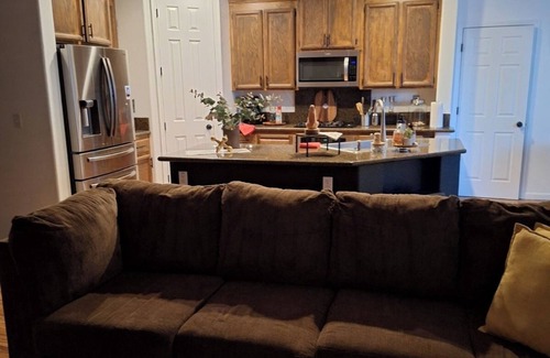 Roosevelt House | Spacious Modern 3 bedroom House Near Airport