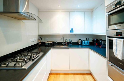 Queenstown House | Spacious & Modern 3brs House in Central London