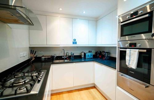 Queenstown House | Spacious & Modern 3brs House in Central London