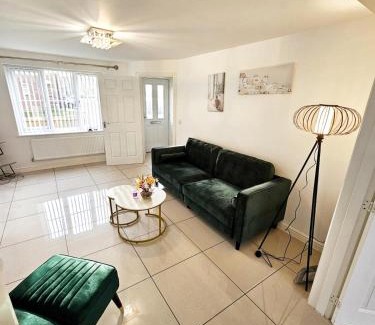 Hull Apartment | Spacious Modern 4BD House