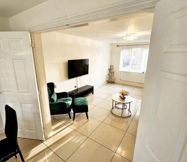 Hull Apartment | Spacious Modern 4BD House