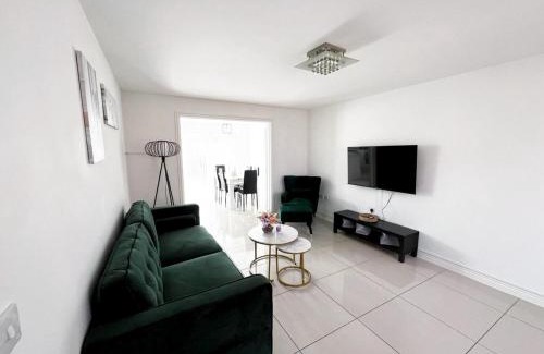Hull Apartment | Spacious Modern 4BD House
