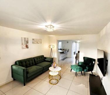 Hull Apartment | Spacious Modern 4BD House