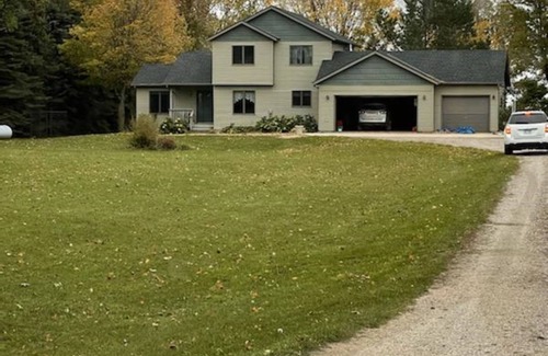 Dassel Cabin | Spacious, modern lake-front vacation home/scrapbooking/quilting retreat