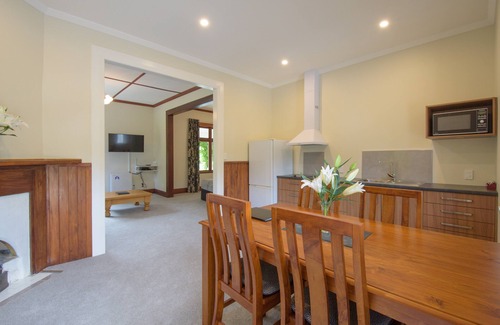 Speargrass Flat Apartment | Spacious, Modern Studio Apartment below Coronet Peak