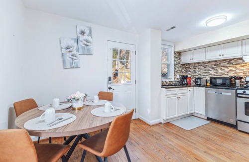 Nauck House | Spacious Multi-Level Getaway 10 minutes from DCA Airport and downtown Arlington