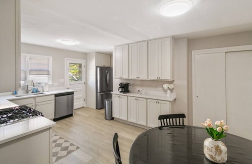 Waukegan House | Spacious New 5 Bed Family Retreat Near Naval Base!