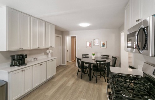 Waukegan House | Spacious New 5 Bed Family Retreat Near Naval Base!