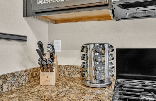 Fetters Hot Springs-Agua Caliente House | Spacious Oasis, Backyard Rose Garden Hot Tub 3BR/2BA. 5 mins to vineyards!