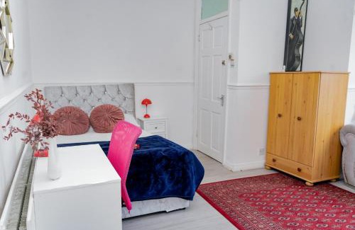 Leigh Other | Spacious Pad - Close to Sports Village, Leigh Market, Mesnes Park - Parking - Wifi