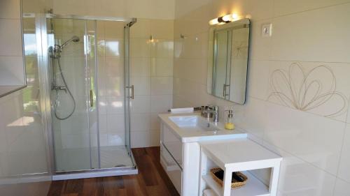 Pinezici Villa | Spacious poolside villa with beautiful garden in Kringa