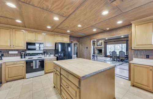 Weston House | Spacious Ranch Style Home w/Cinema Room