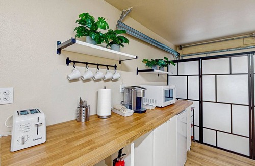 Atlantic House | Spacious Renovated Getaway Near Downtown Seattle & Stadiums