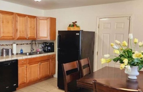 Hanford House | Spacious Retreat 4 Bdr House!