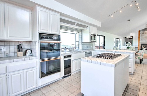 Prunedale House | Spacious Royal Oaks Retreat w/Deck & Views!