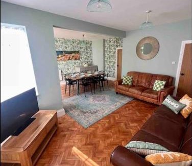 Portsmouth House | Spacious Semi-detached Southsea House, Free Parking On Drive