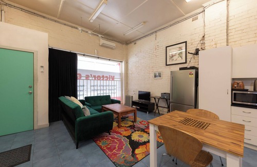 Northcote Apartment | Spacious Studio in Quiet Northcote Neighbourhood