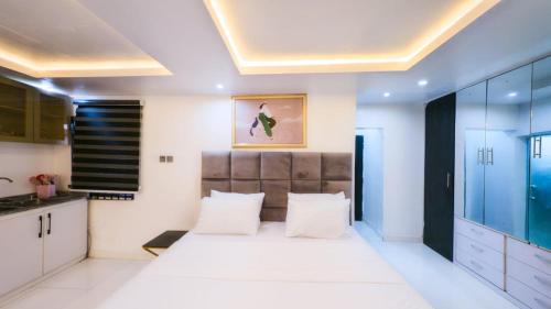 Ofin Apartment | Spacious studio with balcony, 10mins to the beach