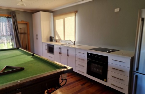 Tamahere Apartment | Spacious studio w/pool table- 1 queen and 1 sofa bed, close to attractions