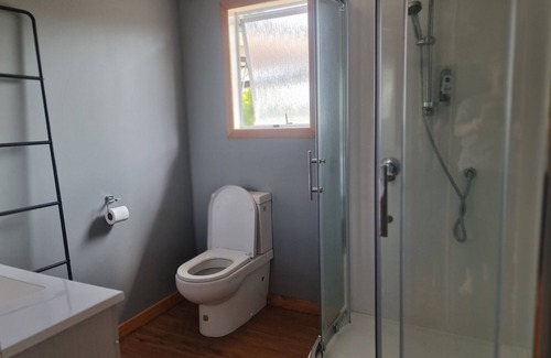 Tamahere Apartment | Spacious studio w/pool table- 1 queen and 1 sofa bed, close to attractions