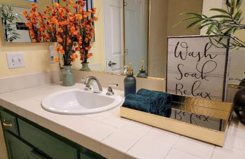 Pico - Robertson Apartment | Spacious studio with two queen beds near Beverlywood 5 minutes to Rodeo Drive