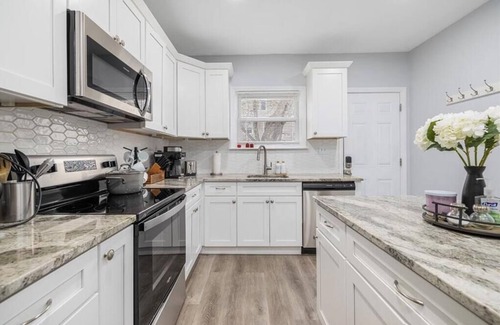 Smith Hill House | Spacious & Stylish 3-bedroom house in charming Providence, a block from PC