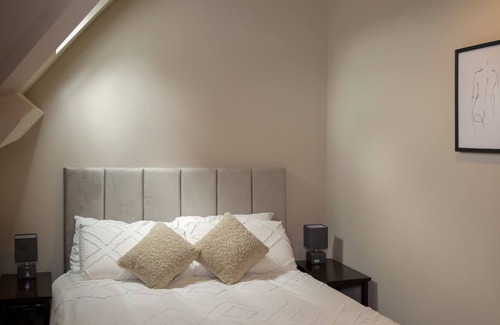 Wallasey Apartment | Spacious Top Floor 2 Bedroom Waterfront Apartment