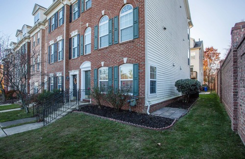Germantown House | Spacious Townhouse Nestled in a Cul-de-Sac