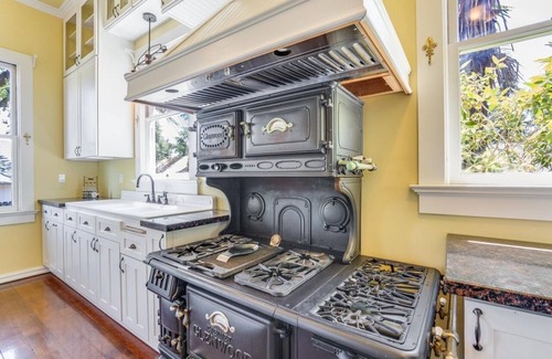 Gilroy House | Spacious & Unique Home In the Bay