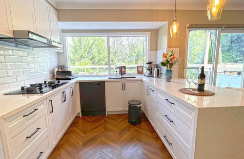 Doncaster East House | Spacious Villa Big Group in Doncaster East 6BRM