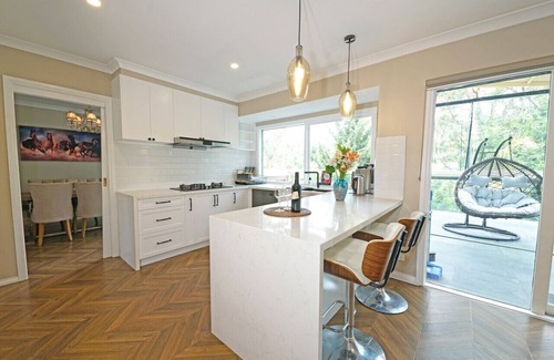 Doncaster East House | Spacious Villa Big Group in Doncaster East 6BRM