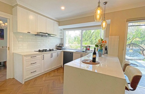 Doncaster East House | Spacious Villa Big Group in Doncaster East 6BRM