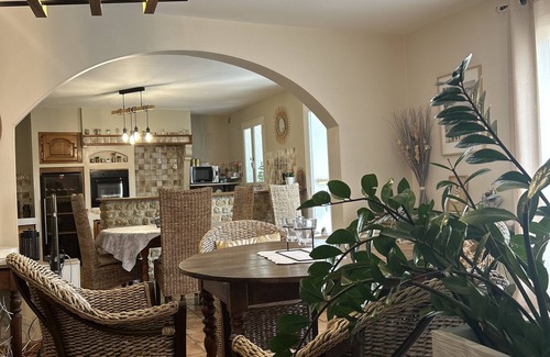 Sorgues House | Spacious villa with large air-conditioned pool courtyard electric gate