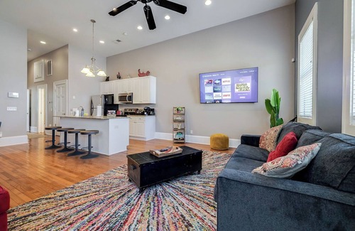 Metropolitan Condo | Spacious, Walkable & Cozy with lots of Space! King and Queen beds