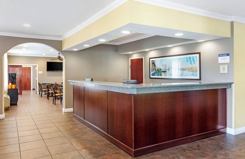 Silver Lake Hotel | Spark by Hilton Wilmington Carolina Beach Rd