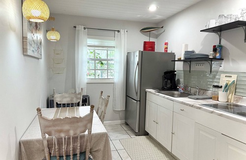 Southwest Cottage | Sparkling Clean 2BR Suite in WPB w. King Bed, Bunk Bed