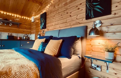 Arnold Cabin | Special Lakeside Hideaway | For Two | with Hot Tub | Kingfisher Lakes Glamping