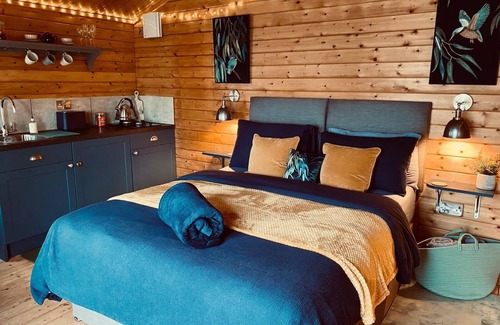 Arnold Cabin | Special Lakeside Hideaway | For Two | with Hot Tub | Kingfisher Lakes Glamping